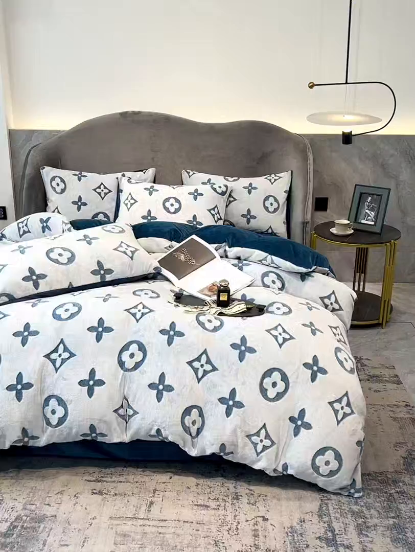 91家纺网 家纺一手货源 找家纺 啊雅家居 2026新款雕花绒加宝宝绒四件套床单款床笠款 点雕蓝