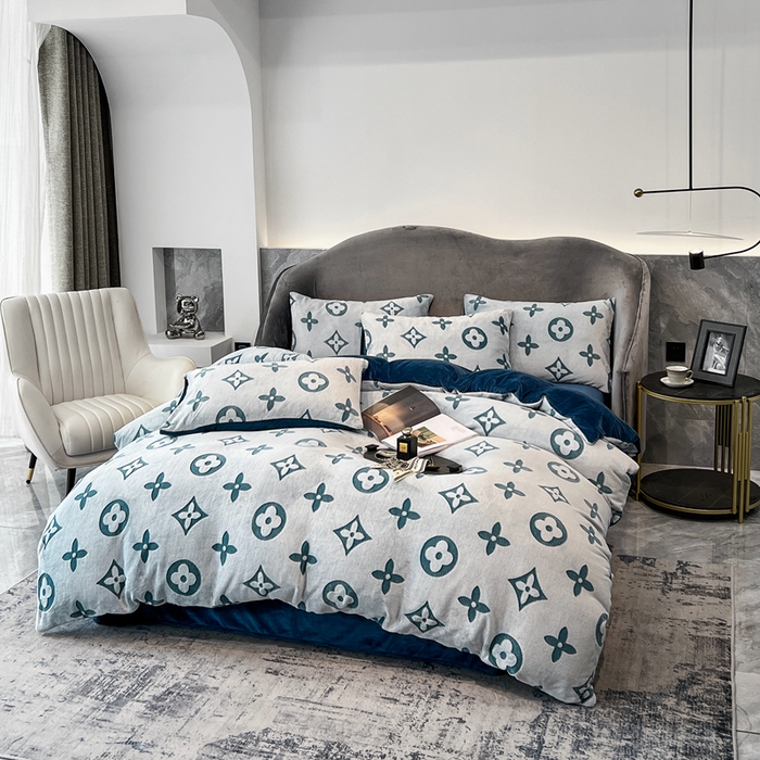 91家纺网 家纺一手货源 找家纺 啊雅家居 2026新款雕花绒加宝宝绒四件套床单款床笠款 点雕绿