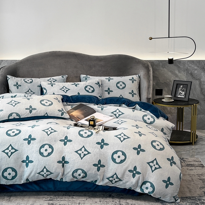 91家纺网 家纺一手货源 找家纺 啊雅家居 2026新款雕花绒加宝宝绒四件套床单款床笠款 点雕绿