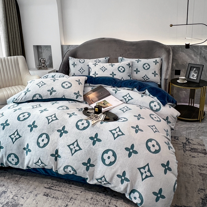 91家纺网 家纺一手货源 找家纺 啊雅家居 2026新款雕花绒加宝宝绒四件套床单款床笠款 点雕绿