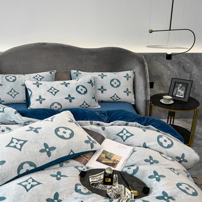 91家纺网 家纺一手货源 找家纺 啊雅家居 2026新款雕花绒加宝宝绒四件套床单款床笠款 点雕绿