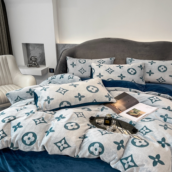 91家纺网 家纺一手货源 找家纺 啊雅家居 2026新款雕花绒加宝宝绒四件套床单款床笠款 点雕绿