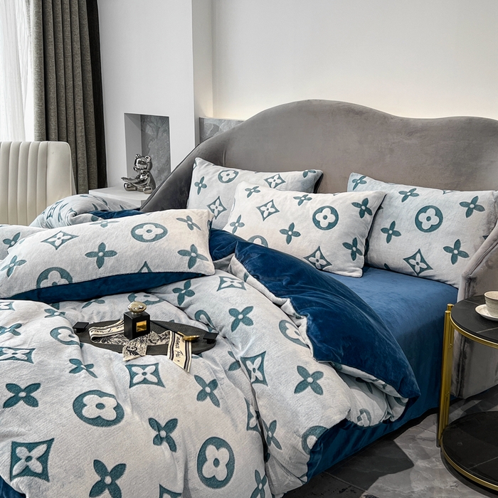 91家纺网 家纺一手货源 找家纺 啊雅家居 2026新款雕花绒加宝宝绒四件套床单款床笠款 点雕绿