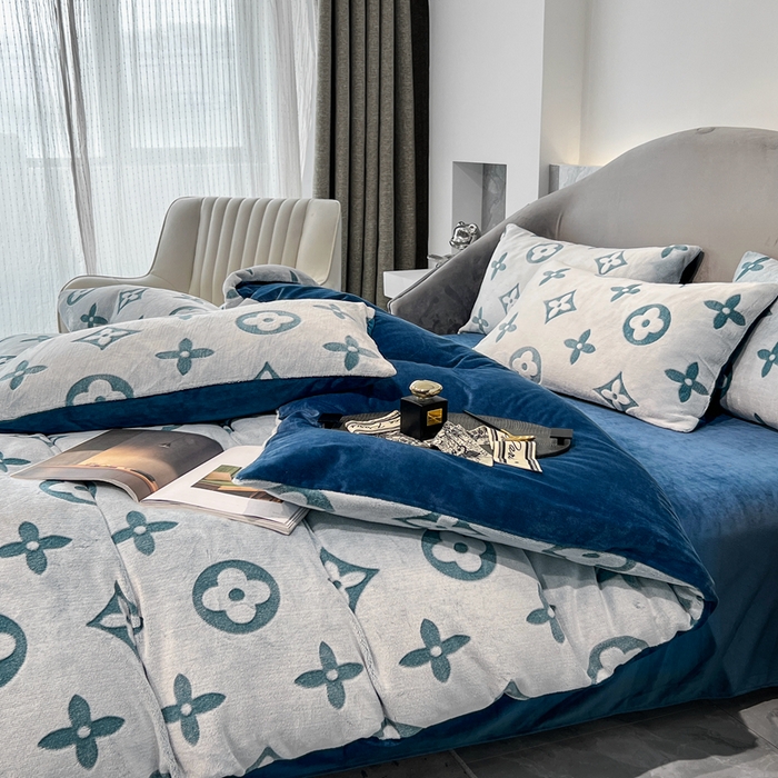 91家纺网 家纺一手货源 找家纺 啊雅家居 2026新款雕花绒加宝宝绒四件套床单款床笠款 点雕绿