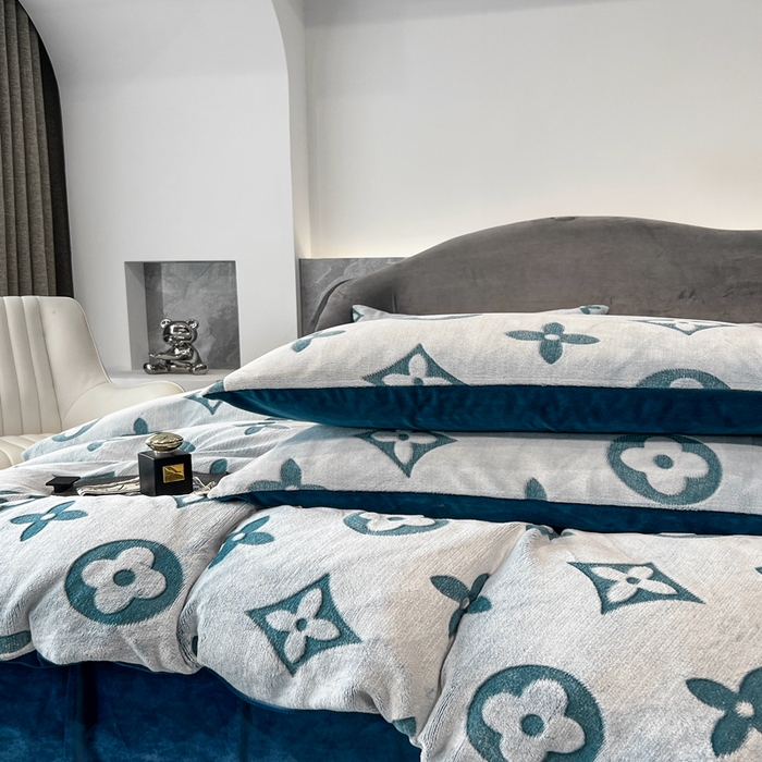 91家纺网 家纺一手货源 找家纺 啊雅家居 2026新款雕花绒加宝宝绒四件套床单款床笠款 点雕绿