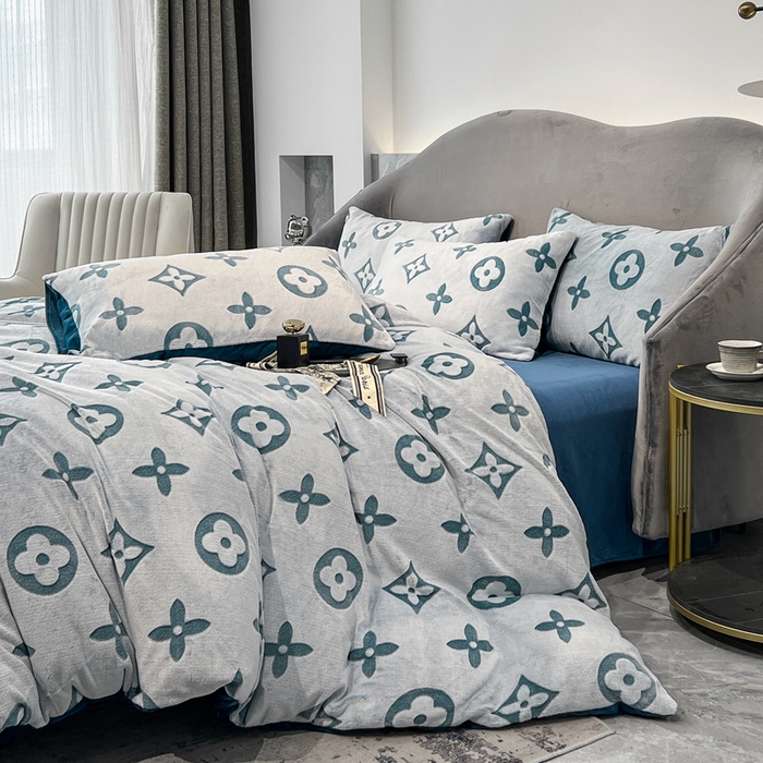 91家纺网 家纺一手货源 找家纺 啊雅家居 2026新款雕花绒加宝宝绒四件套床单款床笠款 点雕绿