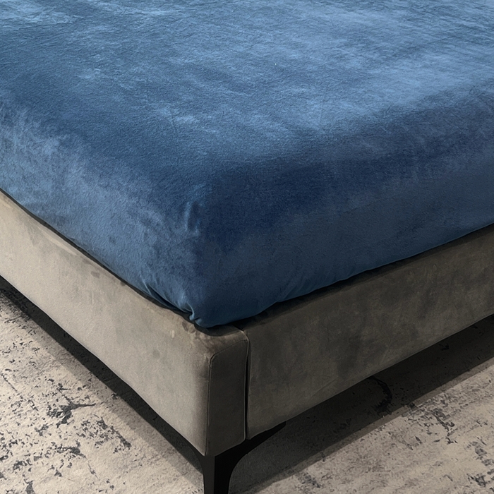 91家纺网 家纺一手货源 找家纺 啊雅家居 2026新款雕花绒加宝宝绒四件套床单款床笠款 点雕绿