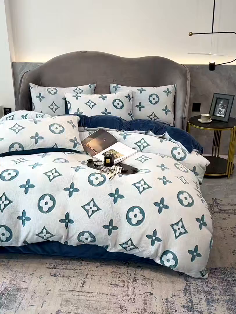 91家纺网 家纺一手货源 找家纺 啊雅家居 2026新款雕花绒加宝宝绒四件套床单款床笠款 点雕绿