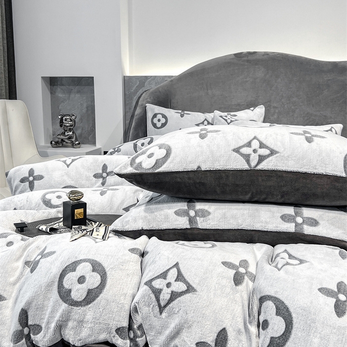 91家纺网 家纺一手货源 找家纺 啊雅家居 2026新款雕花绒加宝宝绒四件套床单款床笠款 点雕棕