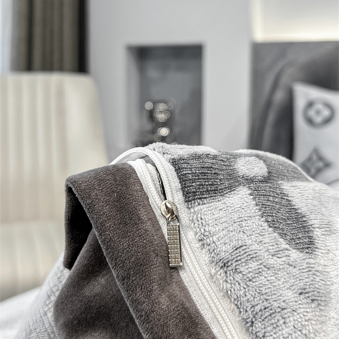 91家纺网 家纺一手货源 找家纺 啊雅家居 2026新款雕花绒加宝宝绒四件套床单款床笠款 点雕棕