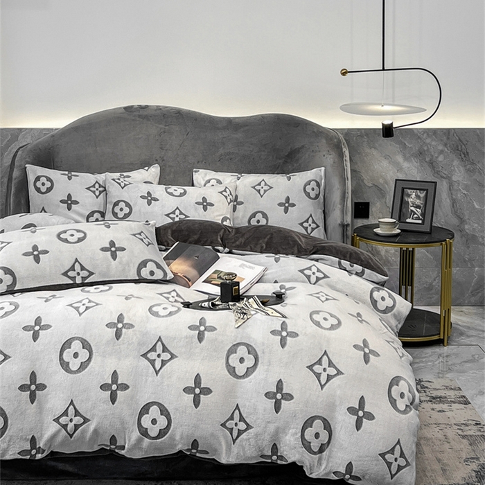 91家纺网 家纺一手货源 找家纺 啊雅家居 2026新款雕花绒加宝宝绒四件套床单款床笠款 点雕棕