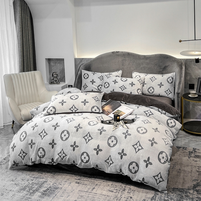 91家纺网 家纺一手货源 找家纺 啊雅家居 2026新款雕花绒加宝宝绒四件套床单款床笠款 点雕棕