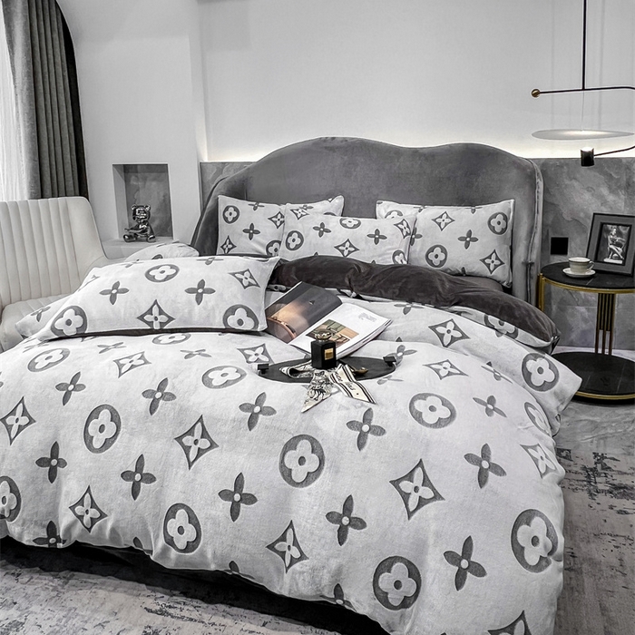 91家纺网 家纺一手货源 找家纺 啊雅家居 2026新款雕花绒加宝宝绒四件套床单款床笠款 点雕棕