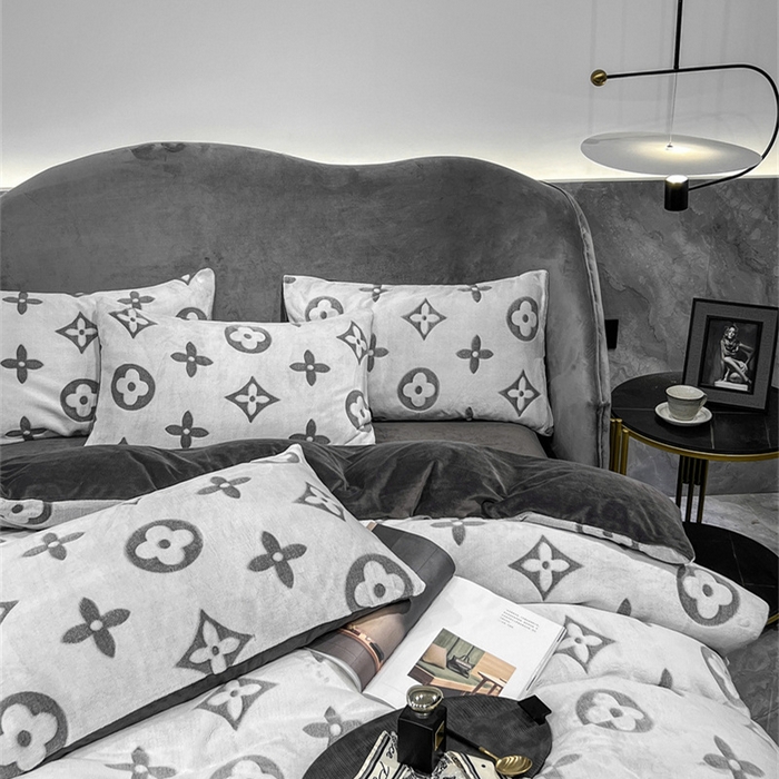 91家纺网 家纺一手货源 找家纺 啊雅家居 2026新款雕花绒加宝宝绒四件套床单款床笠款 点雕棕