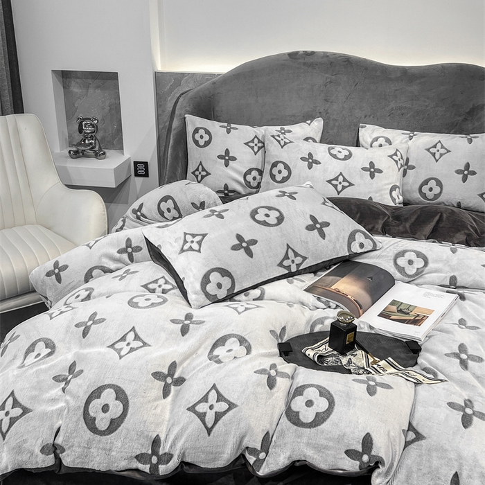 91家纺网 家纺一手货源 找家纺 啊雅家居 2026新款雕花绒加宝宝绒四件套床单款床笠款 点雕棕