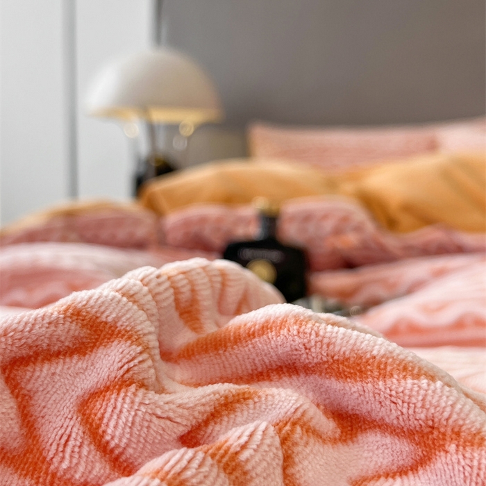 91家纺网 家纺一手货源 找家纺 啊雅家居 2026新款雕花绒加宝宝绒四件套床单款床笠款 连雕橙