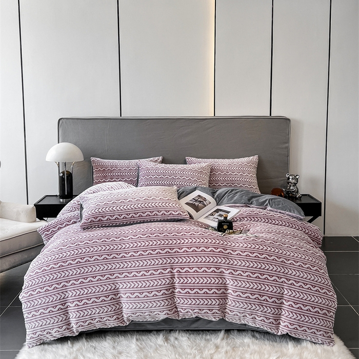 91家纺网 家纺一手货源 找家纺 啊雅家居 2026新款雕花绒加宝宝绒四件套床单款床笠款 连雕豆沙