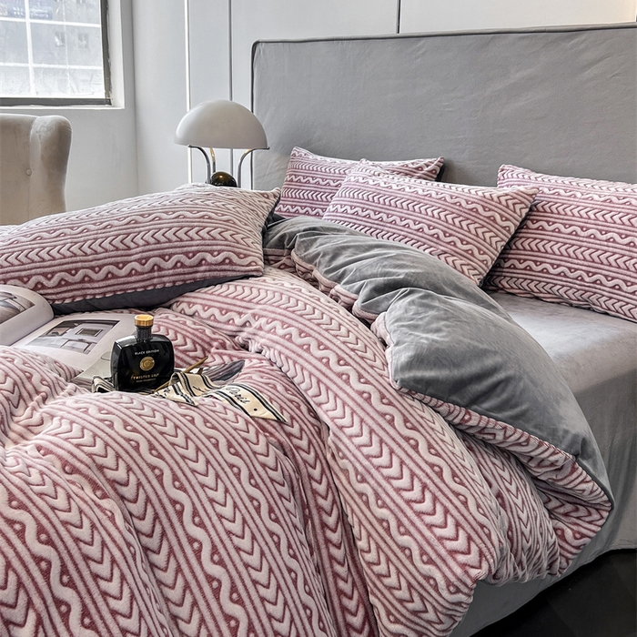 91家纺网 家纺一手货源 找家纺 啊雅家居 2026新款雕花绒加宝宝绒四件套床单款床笠款 连雕豆沙