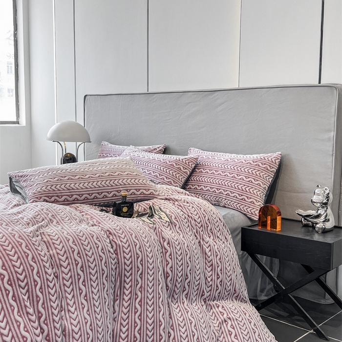 91家纺网 家纺一手货源 找家纺 啊雅家居 2026新款雕花绒加宝宝绒四件套床单款床笠款 连雕豆沙