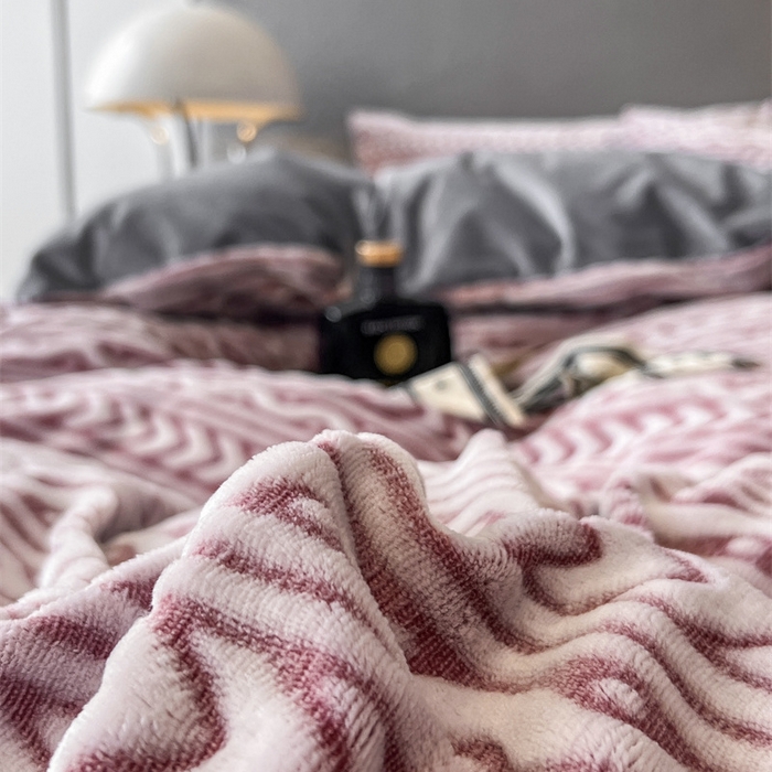 91家纺网 家纺一手货源 找家纺 啊雅家居 2026新款雕花绒加宝宝绒四件套床单款床笠款 连雕豆沙