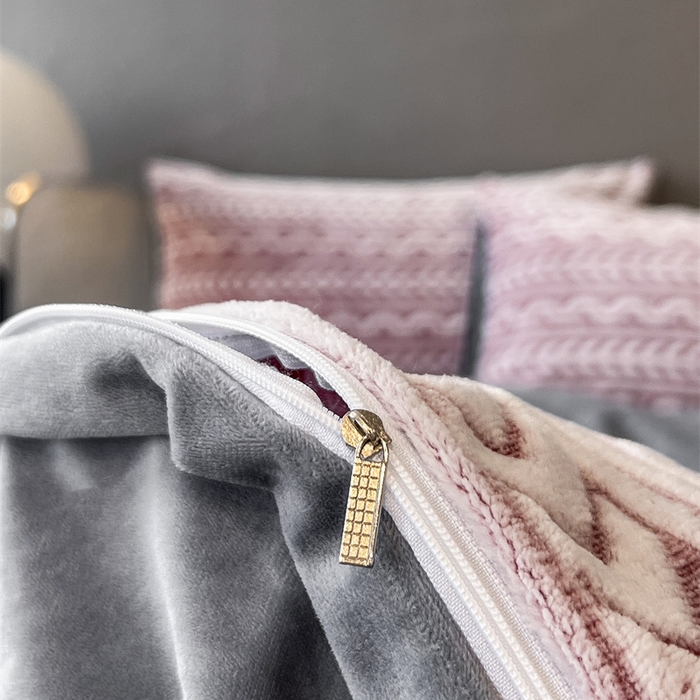 91家纺网 家纺一手货源 找家纺 啊雅家居 2026新款雕花绒加宝宝绒四件套床单款床笠款 连雕豆沙