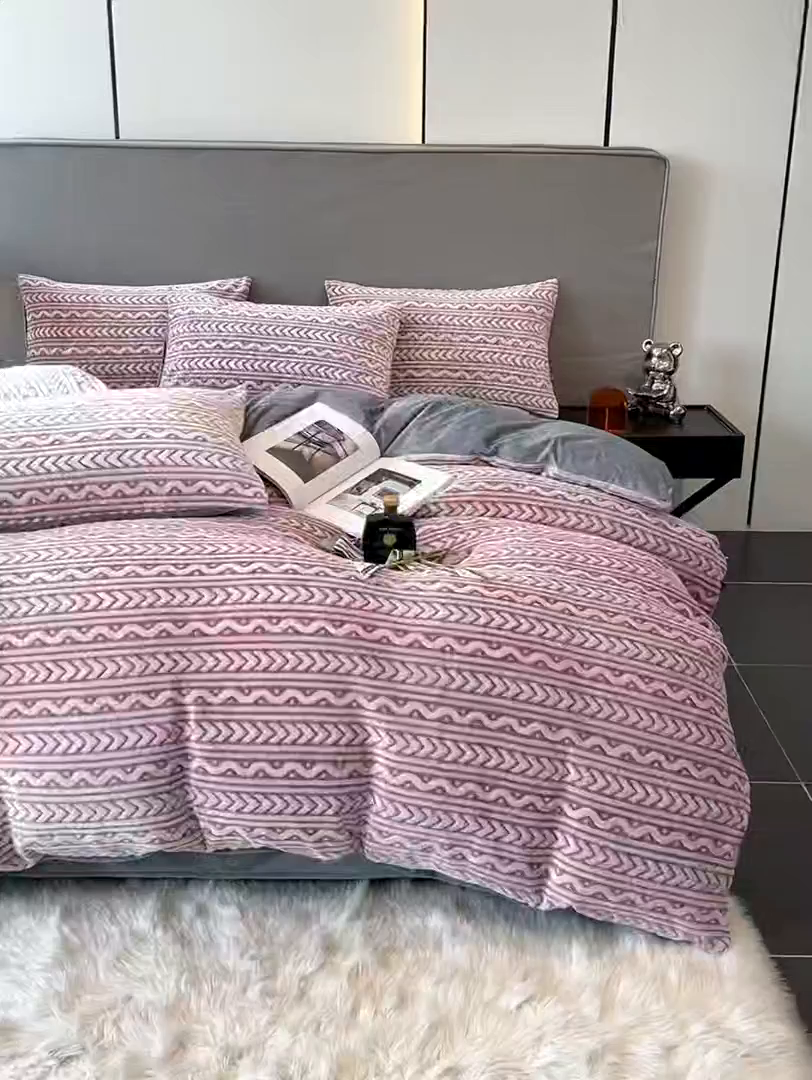 91家纺网 家纺一手货源 找家纺 啊雅家居 2026新款雕花绒加宝宝绒四件套床单款床笠款 连雕豆沙