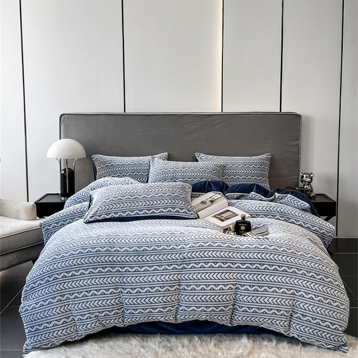 91家纺网 家纺一手货源 找家纺 啊雅家居 2026新款雕花绒加宝宝绒四件套床单款床笠款 连雕蓝