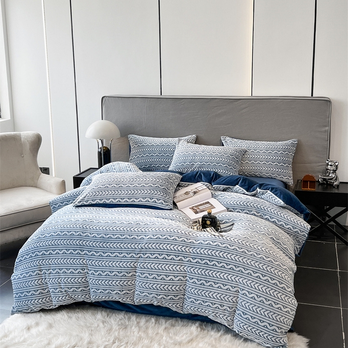 91家纺网 家纺一手货源 找家纺 啊雅家居 2026新款雕花绒加宝宝绒四件套床单款床笠款 连雕蓝