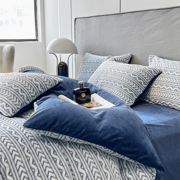 91家纺网 家纺一手货源 找家纺 啊雅家居 2026新款雕花绒加宝宝绒四件套床单款床笠款 连雕蓝