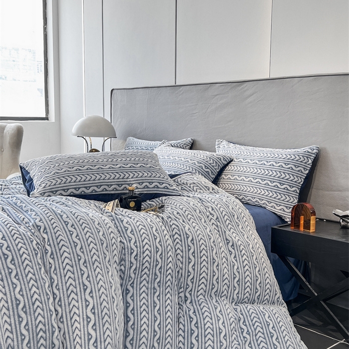 91家纺网 家纺一手货源 找家纺 啊雅家居 2026新款雕花绒加宝宝绒四件套床单款床笠款 连雕蓝