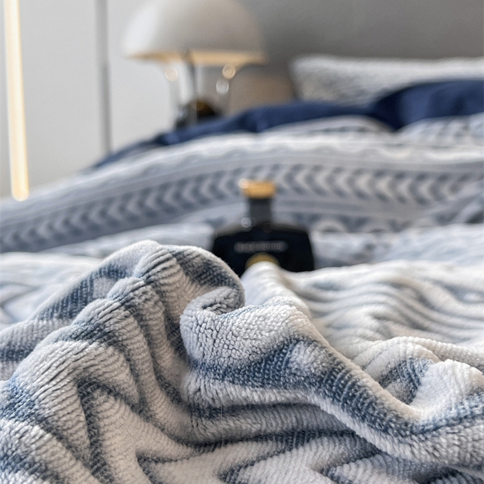 91家纺网 家纺一手货源 找家纺 啊雅家居 2026新款雕花绒加宝宝绒四件套床单款床笠款 连雕蓝