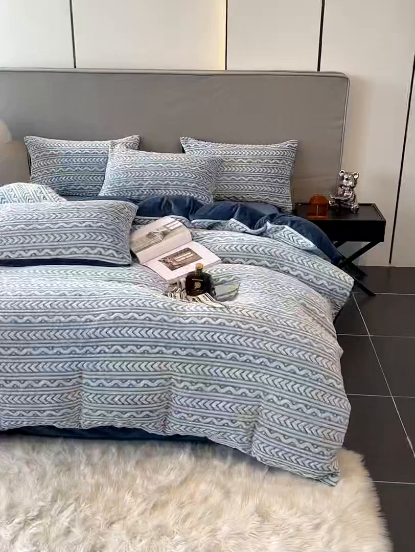 91家纺网 家纺一手货源 找家纺 啊雅家居 2026新款雕花绒加宝宝绒四件套床单款床笠款 连雕蓝