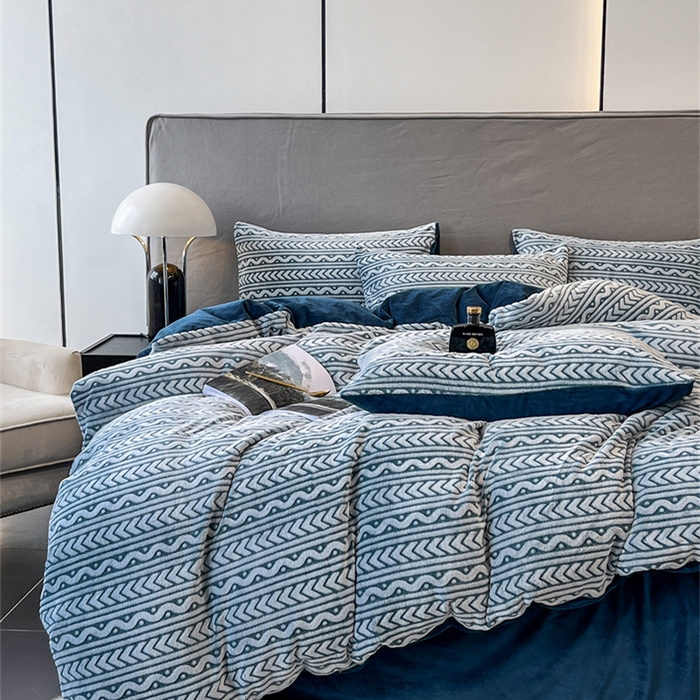 91家纺网 家纺一手货源 找家纺 啊雅家居 2026新款雕花绒加宝宝绒四件套床单款床笠款 连雕水绿