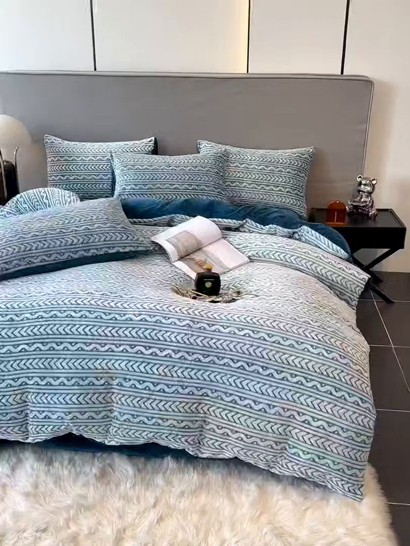 91家纺网 家纺一手货源 找家纺 啊雅家居 2026新款雕花绒加宝宝绒四件套床单款床笠款 连雕水绿