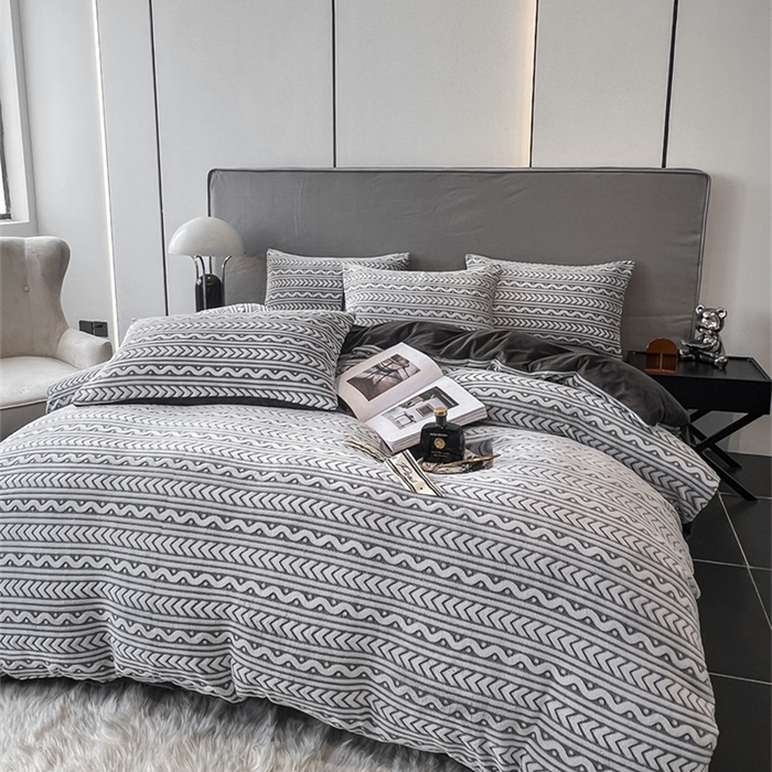 91家纺网 家纺一手货源 找家纺 啊雅家居 2026新款雕花绒加宝宝绒四件套床单款床笠款 连雕棕