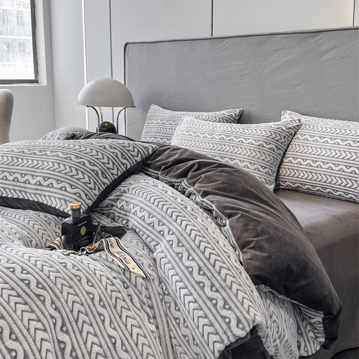 91家纺网 家纺一手货源 找家纺 啊雅家居 2026新款雕花绒加宝宝绒四件套床单款床笠款 连雕棕