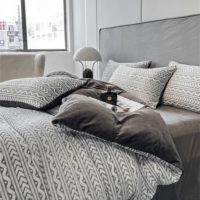 91家纺网 家纺一手货源 找家纺 啊雅家居 2026新款雕花绒加宝宝绒四件套床单款床笠款 连雕棕