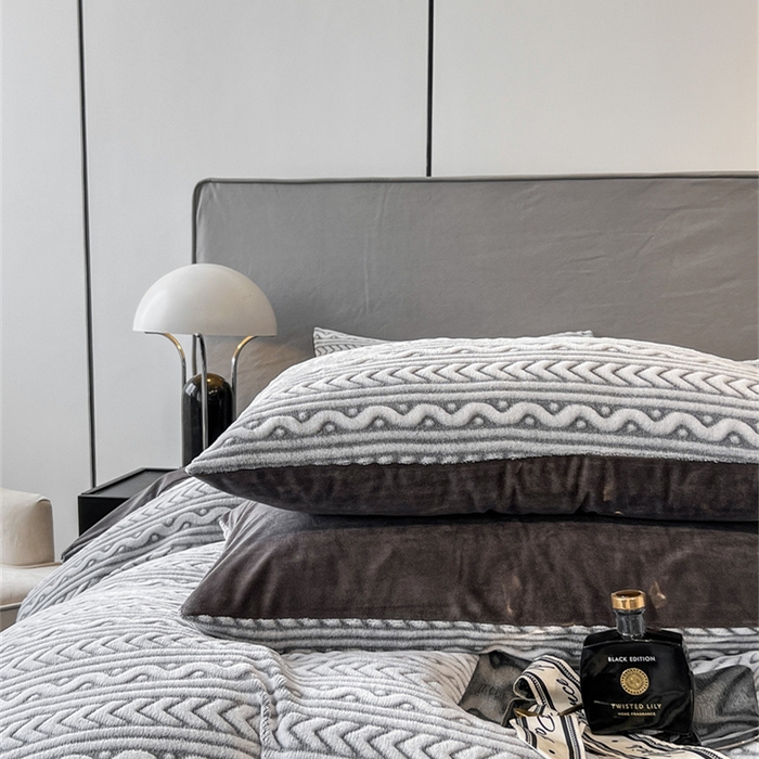 91家纺网 家纺一手货源 找家纺 啊雅家居 2026新款雕花绒加宝宝绒四件套床单款床笠款 连雕棕