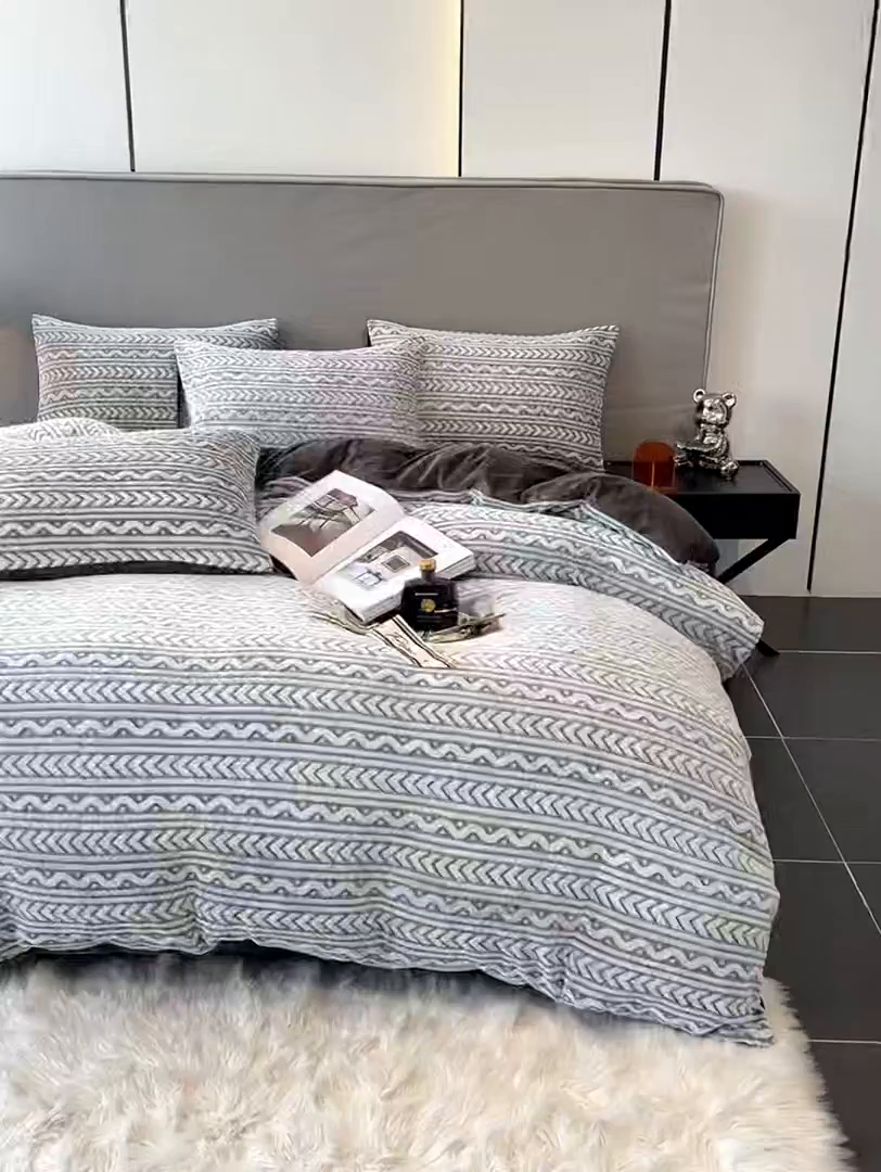 91家纺网 家纺一手货源 找家纺 啊雅家居 2026新款雕花绒加宝宝绒四件套床单款床笠款 连雕棕