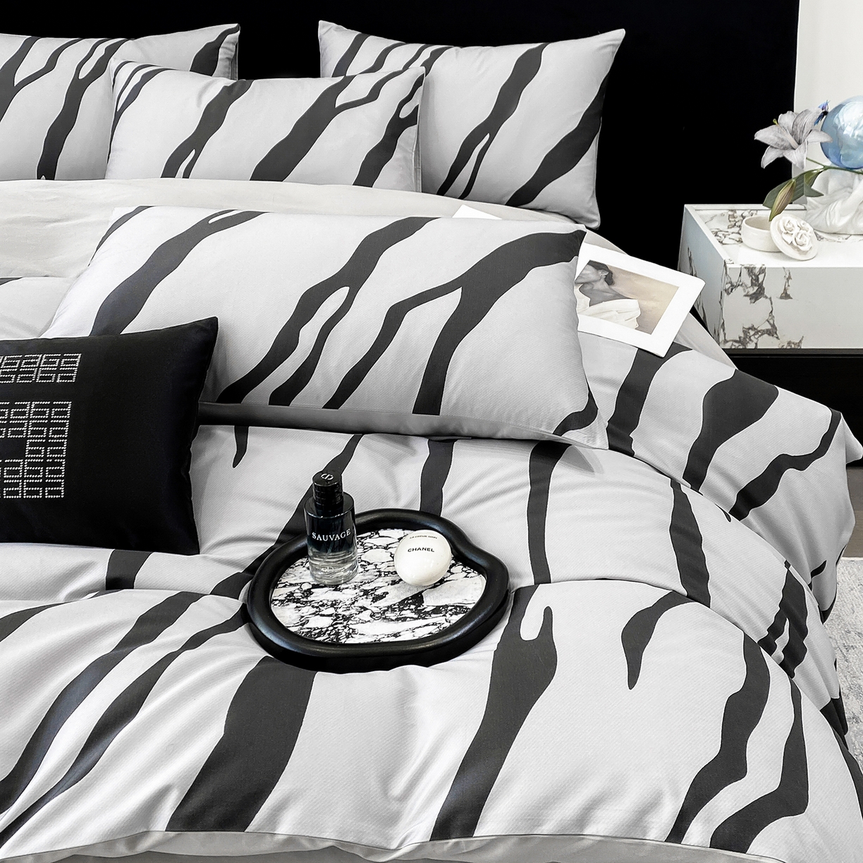 91家纺网 家纺一手货源 找家纺 家居1号家纺 2026新款A类50双股斑马纹全活性活性数码四件套-卡森（活动券后价不得低于279） 卡森-高级灰