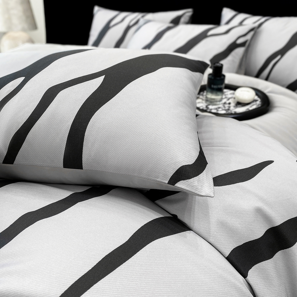 91家纺网 家纺一手货源 找家纺 家居1号家纺 2026新款A类50双股斑马纹全活性活性数码四件套-卡森（活动券后价不得低于279） 卡森-高级灰