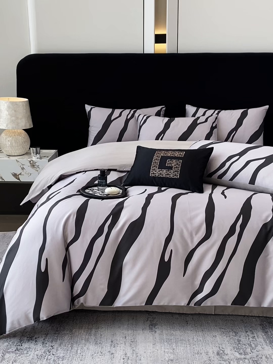 91家纺网 家纺一手货源 找家纺 家居1号家纺 2026新款A类50双股斑马纹全活性活性数码四件套-卡森（活动券后价不得低于279） 卡森-高级灰