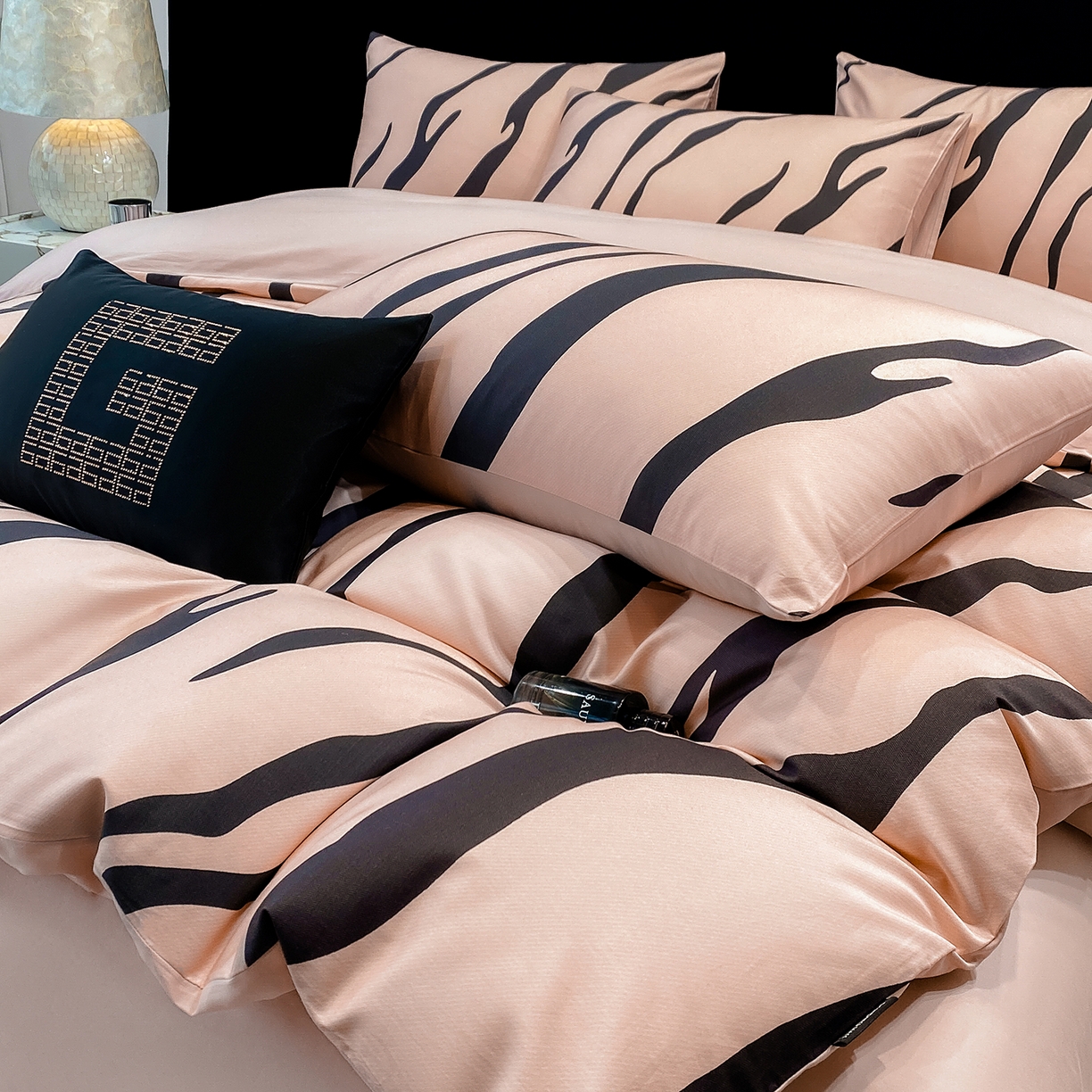 91家纺网 家纺一手货源 找家纺 家居1号家纺 2026新款A类50双股斑马纹全活性活性数码四件套-卡森（活动券后价不得低于279） 卡森-荷粉