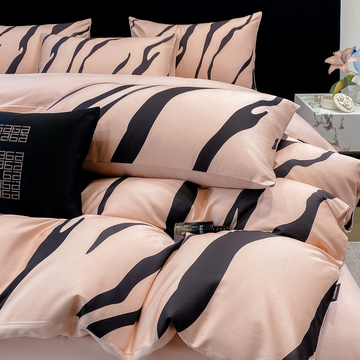 91家纺网 家纺一手货源 找家纺 家居1号家纺 2026新款A类50双股斑马纹全活性活性数码四件套-卡森（活动券后价不得低于279） 卡森-荷粉