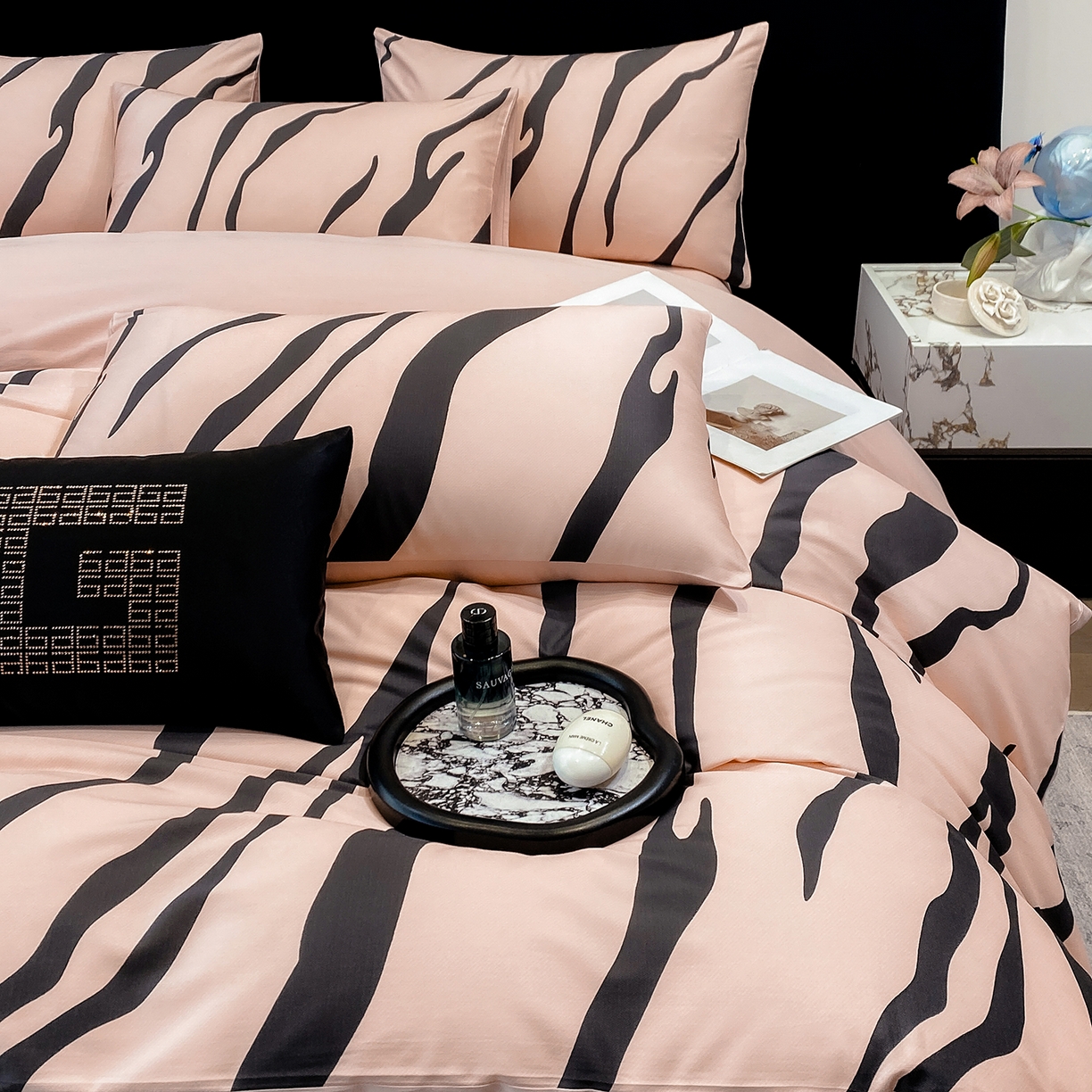 91家纺网 家纺一手货源 找家纺 家居1号家纺 2026新款A类50双股斑马纹全活性活性数码四件套-卡森（活动券后价不得低于279） 卡森-荷粉