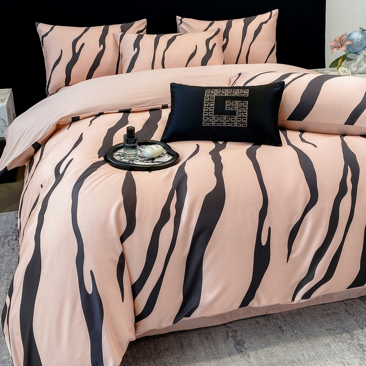 91家纺网 家纺一手货源 找家纺 家居1号家纺 2026新款A类50双股斑马纹全活性活性数码四件套-卡森（活动券后价不得低于279） 卡森-荷粉