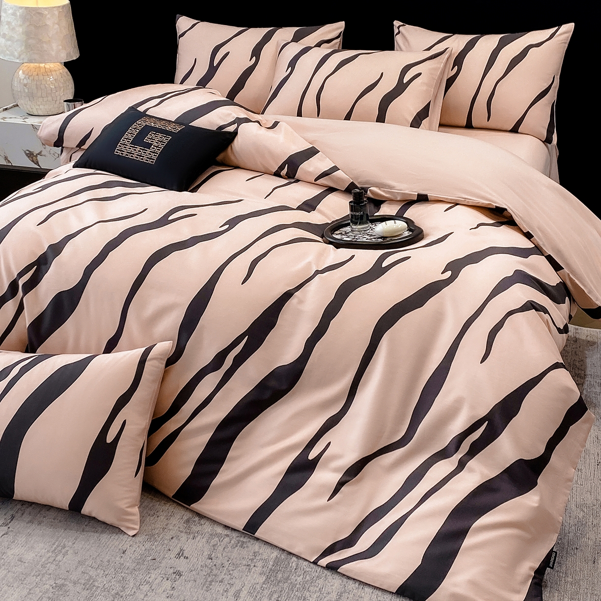 91家纺网 家纺一手货源 找家纺 家居1号家纺 2026新款A类50双股斑马纹全活性活性数码四件套-卡森（活动券后价不得低于279） 卡森-荷粉