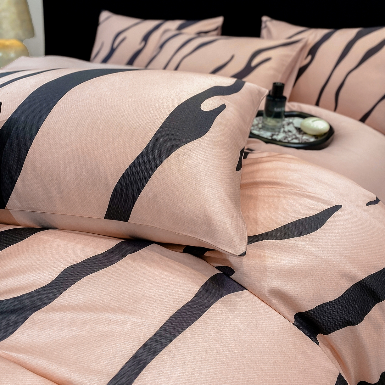 91家纺网 家纺一手货源 找家纺 家居1号家纺 2026新款A类50双股斑马纹全活性活性数码四件套-卡森（活动券后价不得低于279） 卡森-荷粉