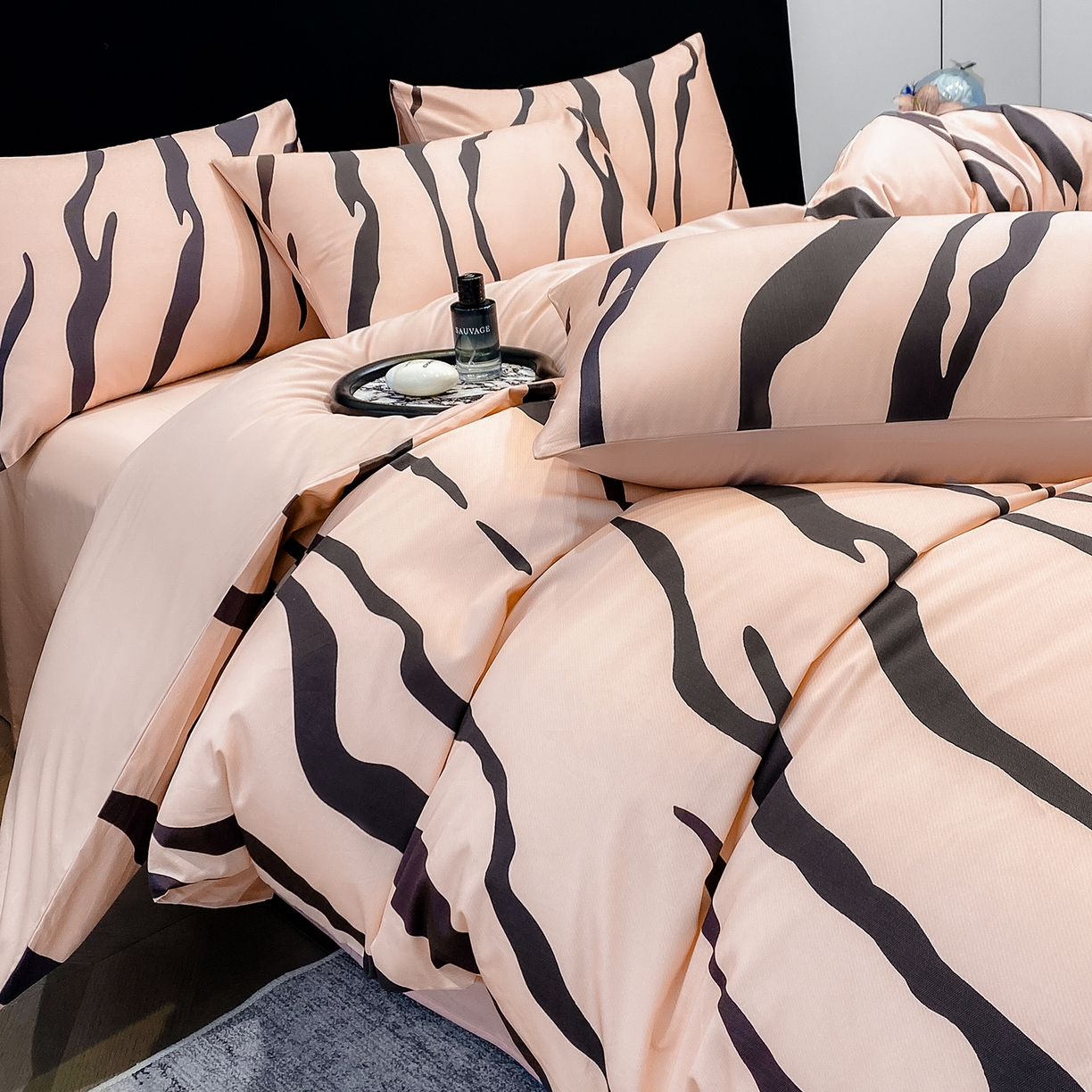 91家纺网 家纺一手货源 找家纺 家居1号家纺 2026新款A类50双股斑马纹全活性活性数码四件套-卡森（活动券后价不得低于279） 卡森-荷粉