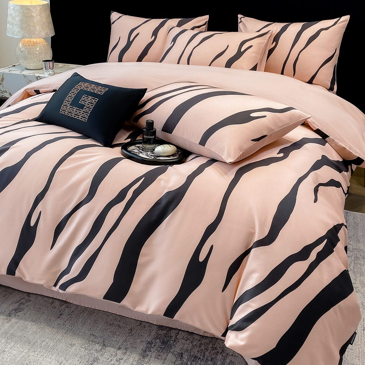 91家纺网 家纺一手货源 找家纺 家居1号家纺 2026新款A类50双股斑马纹全活性活性数码四件套-卡森（活动券后价不得低于279） 卡森-荷粉